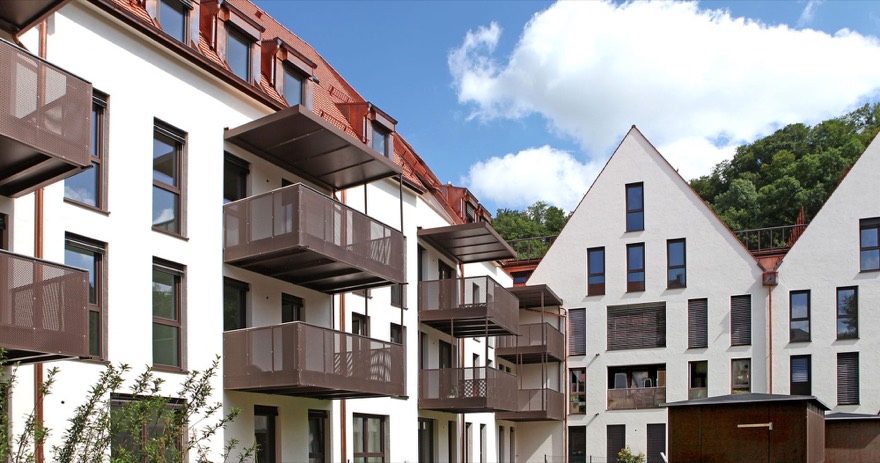 Fassade mit Balkonen eines Wohngebäudes