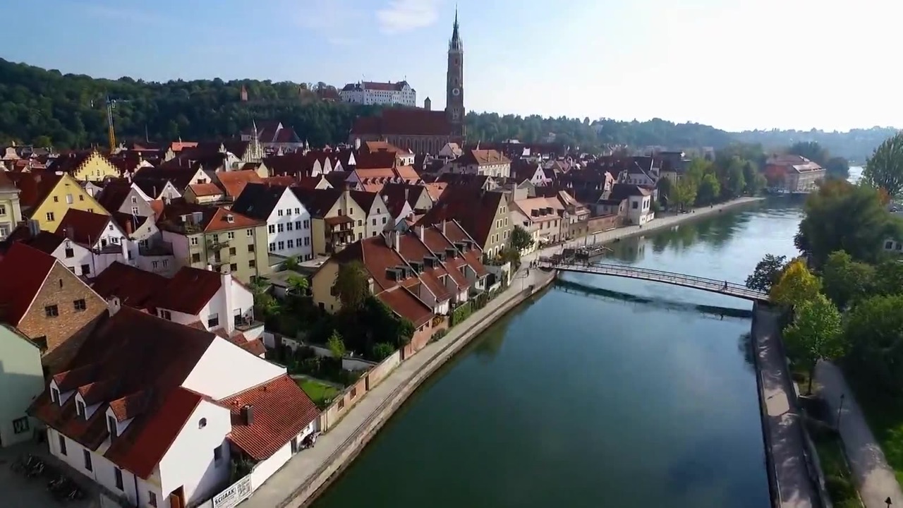 Luftaufnahme der Landshuter Altstadt mit Isar, Martinskirche und Burg Trausnitz