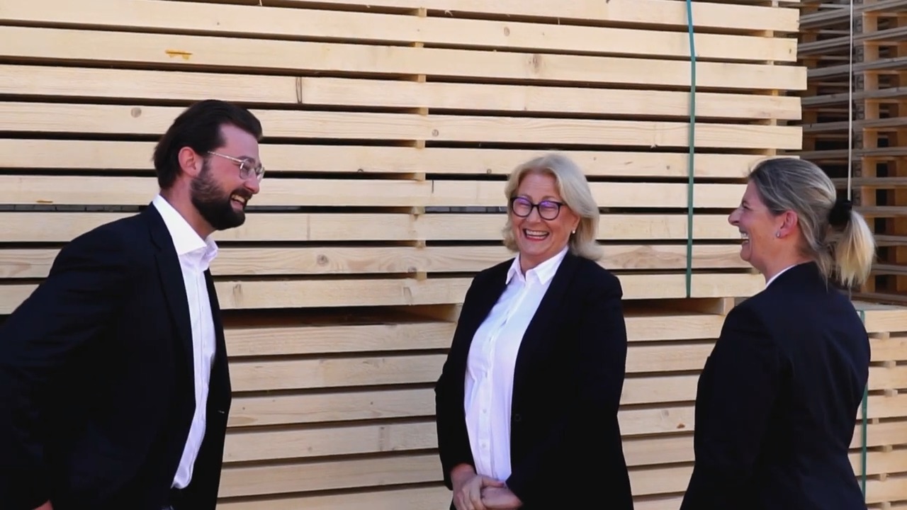Die Geschäftsführung von Mailhammer-Högl vor gestapeltem Holz